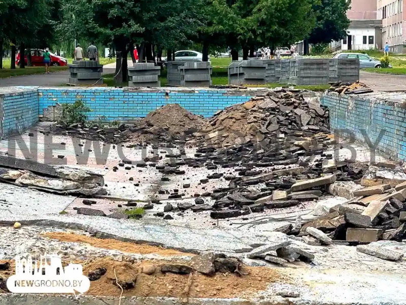 Строительная техника на Врублевского: начали демонтаж чаши бывшего фонтана