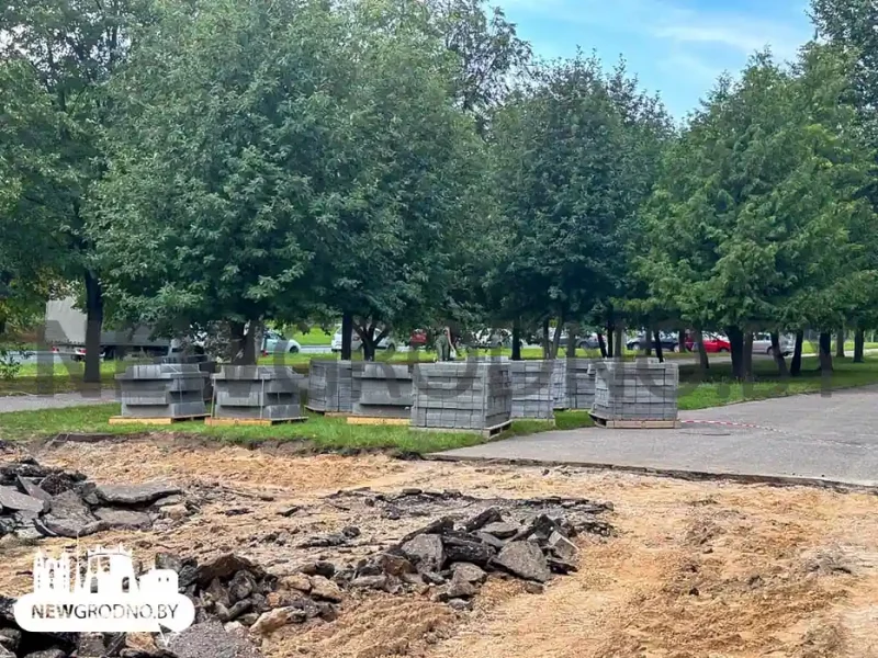 Строительная техника на Врублевского: начали демонтаж чаши бывшего фонтана