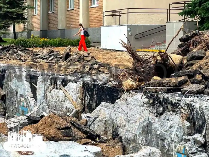 Строительная техника на Врублевского: начали демонтаж чаши бывшего фонтана