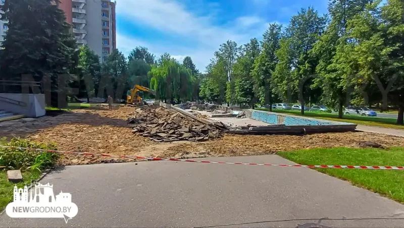 Строительная техника на Врублевского: начали демонтаж чаши бывшего фонтана