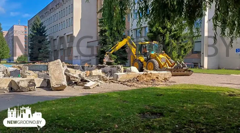 Строительная техника на Врублевского: начали демонтаж чаши бывшего фонтана