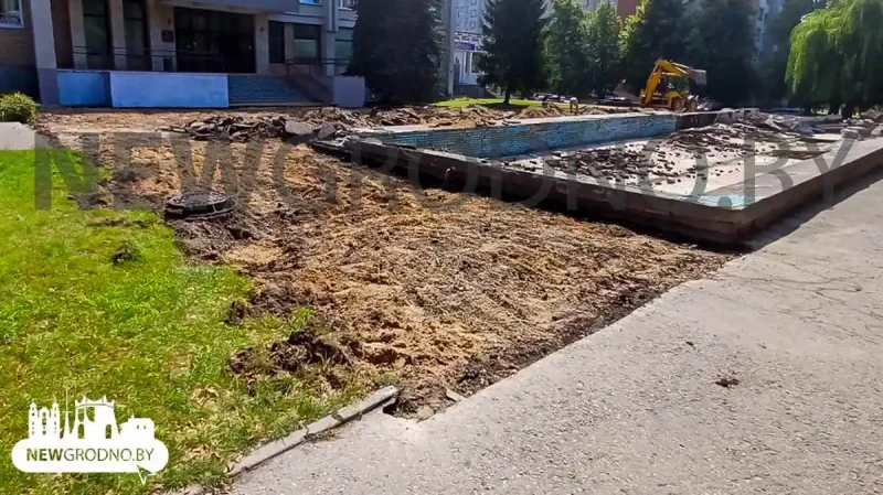 Строительная техника на Врублевского: начали демонтаж чаши бывшего фонтана