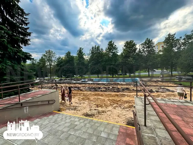 Строительная техника на Врублевского: начали демонтаж чаши бывшего фонтана