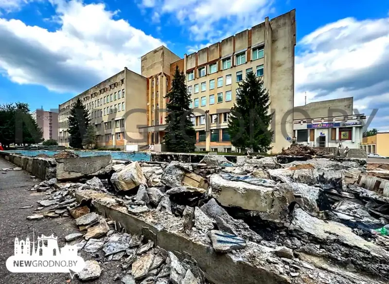 Строительная техника на Врублевского: начали демонтаж чаши бывшего фонтана