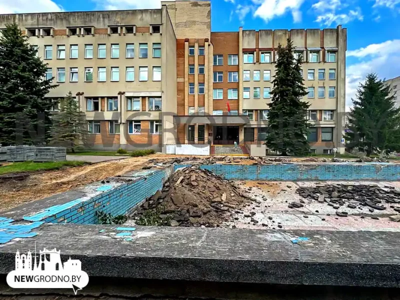 Строительная техника на Врублевского: начали демонтаж чаши бывшего фонтана