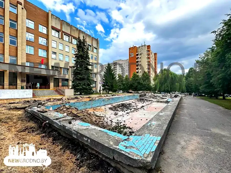 Строительная техника на Врублевского: начали демонтаж чаши бывшего фонтана