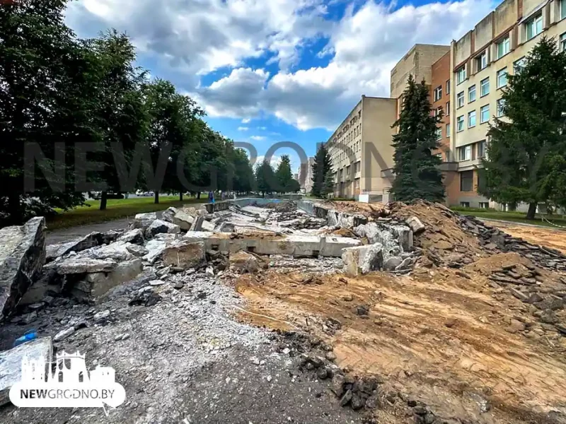 Строительная техника на Врублевского: начали демонтаж чаши бывшего фонтана