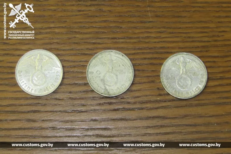 На границе обнаружили 540 монет Третьего рейха со свастикой. Что грозит водителю