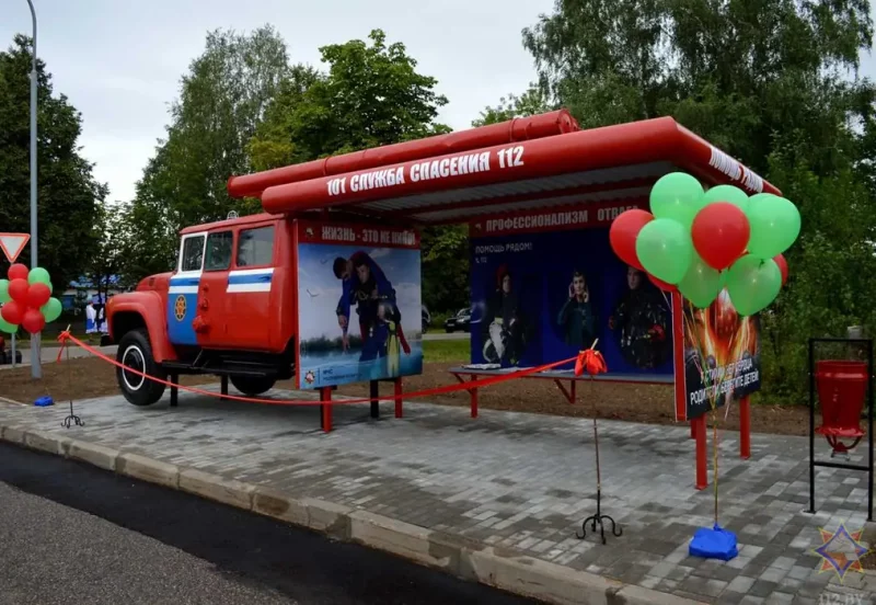 Фотофакт: В Новогрудке пассажиры будут ждать автобус в… пожарной машине