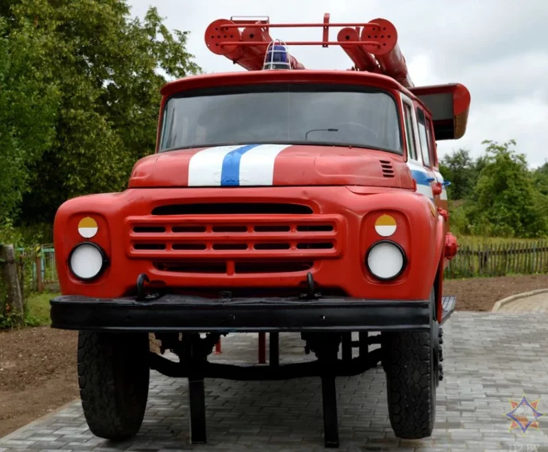 Фотофакт: В Новогрудке пассажиры будут ждать автобус в… пожарной машине