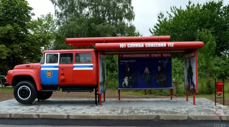 Фотофакт: В Новогрудке пассажиры будут ждать автобус в… пожарной машине