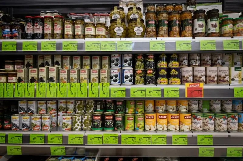 Натоўп 1000 чалавек сабраўся на адкрыццё крамы на Альшанцы