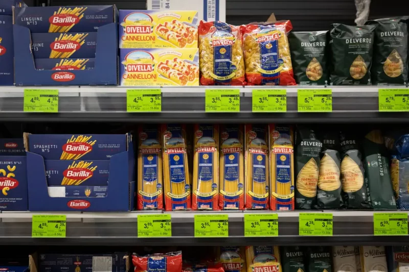 Натоўп 1000 чалавек сабраўся на адкрыццё крамы на Альшанцы