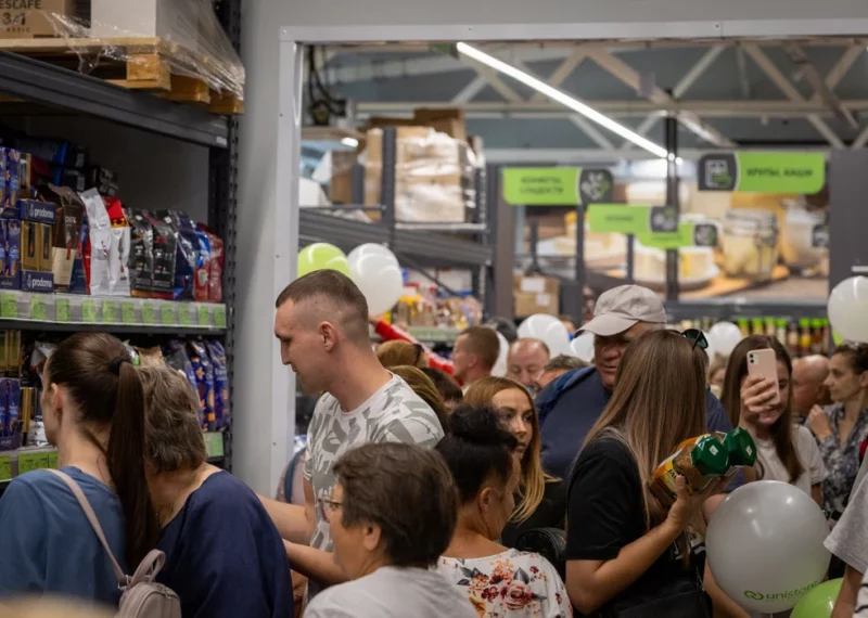 Натоўп 1000 чалавек сабраўся на адкрыццё крамы на Альшанцы