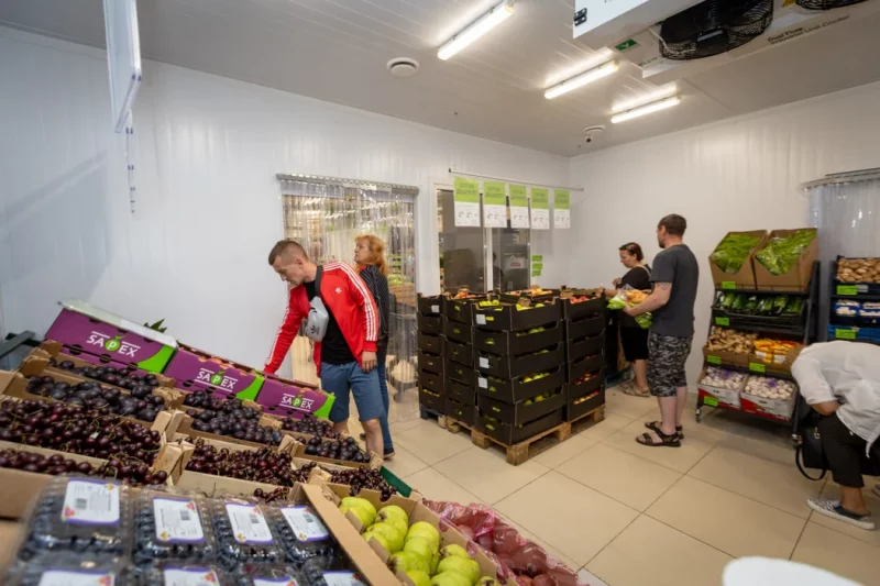 Натоўп 1000 чалавек сабраўся на адкрыццё крамы на Альшанцы