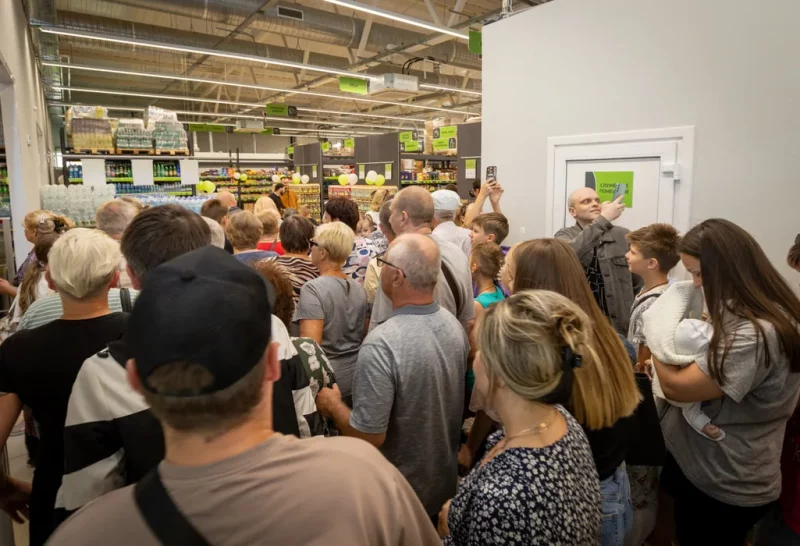 Натоўп 1000 чалавек сабраўся на адкрыццё крамы на Альшанцы