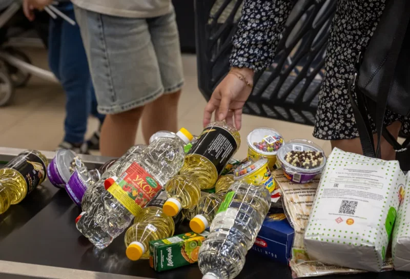 Натоўп 1000 чалавек сабраўся на адкрыццё крамы на Альшанцы