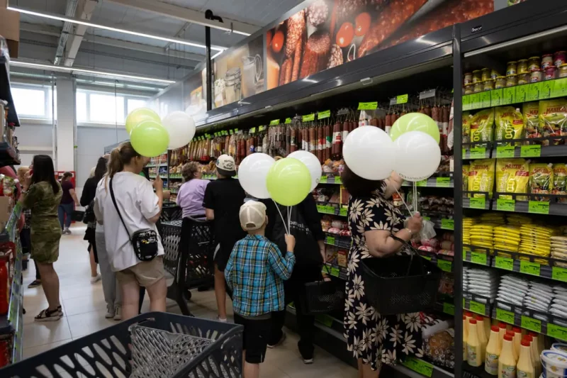 Натоўп 1000 чалавек сабраўся на адкрыццё крамы на Альшанцы