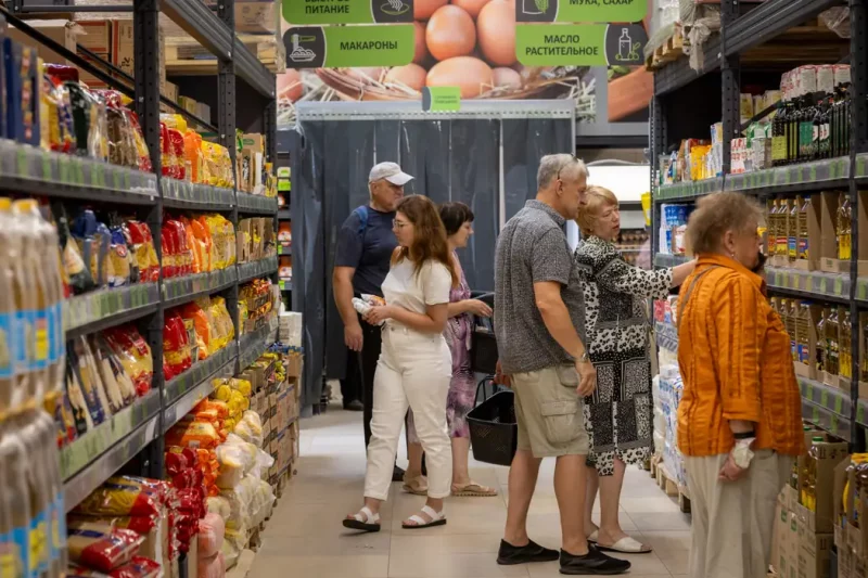 Натоўп 1000 чалавек сабраўся на адкрыццё крамы на Альшанцы