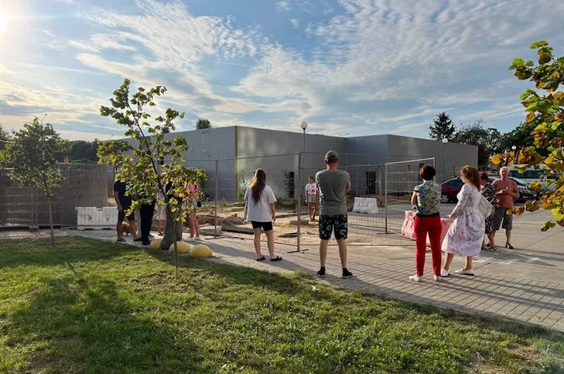 Кафэ, якое будуецца на Дзевятоўцы і мясцовыя жыхары, якія хочуць абараніць свой двор. Фота: s13.ru