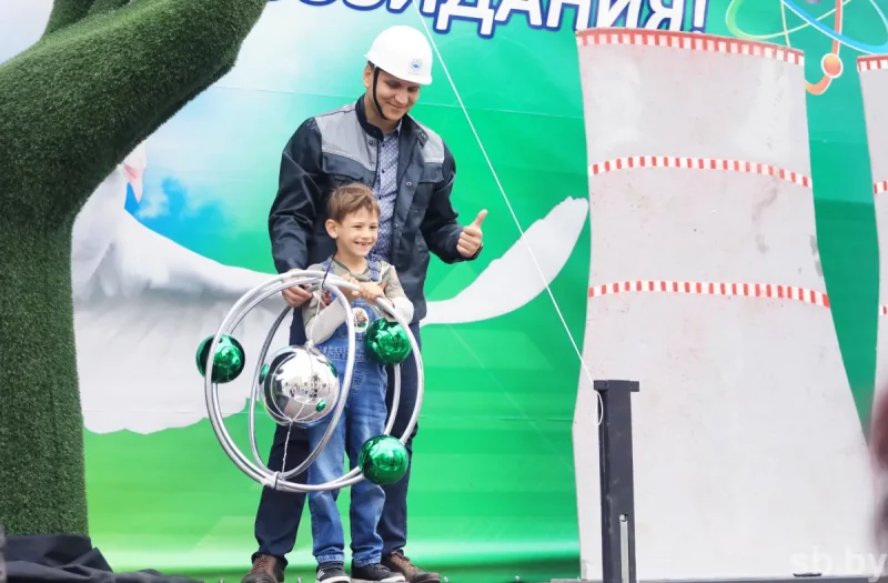 Чалавек-цукар, бетонамяшалка і гіганцкая каўбаса. Што паказалі на аўтапарадзе ў Гродне ў Дзень незалежнасці