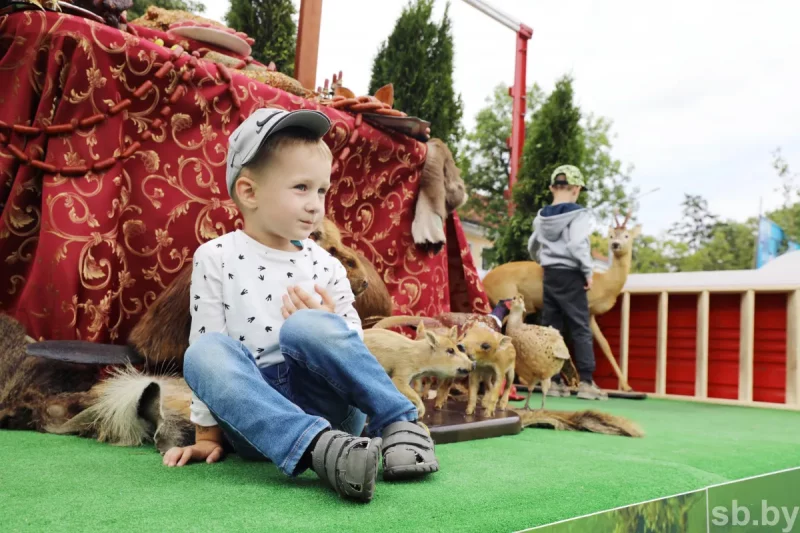 Чалавек-цукар, бетонамяшалка і гіганцкая каўбаса. Што паказалі на аўтапарадзе ў Гродне ў Дзень незалежнасці