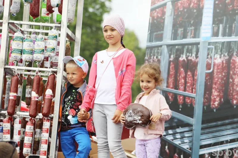 Чалавек-цукар, бетонамяшалка і гіганцкая каўбаса. Што паказалі на аўтапарадзе ў Гродне ў Дзень незалежнасці