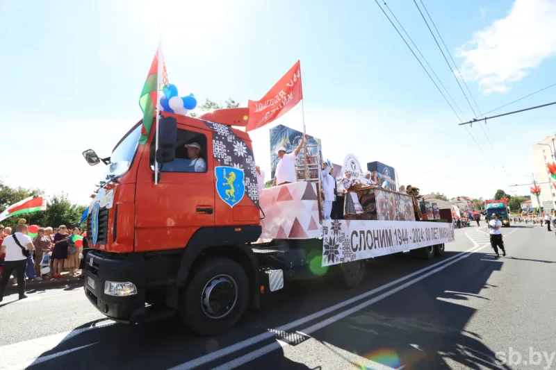 Чалавек-цукар, бетонамяшалка і гіганцкая каўбаса. Што паказалі на аўтапарадзе ў Гродне ў Дзень незалежнасці