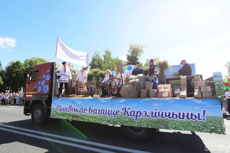 Чалавек-цукар, бетонамяшалка і гіганцкая каўбаса. Што паказалі на аўтапарадзе ў Гродне ў Дзень незалежнасці