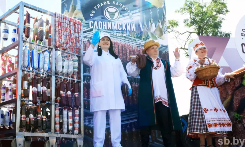 Чалавек-цукар, бетонамяшалка і гіганцкая каўбаса. Што паказалі на аўтапарадзе ў Гродне ў Дзень незалежнасці