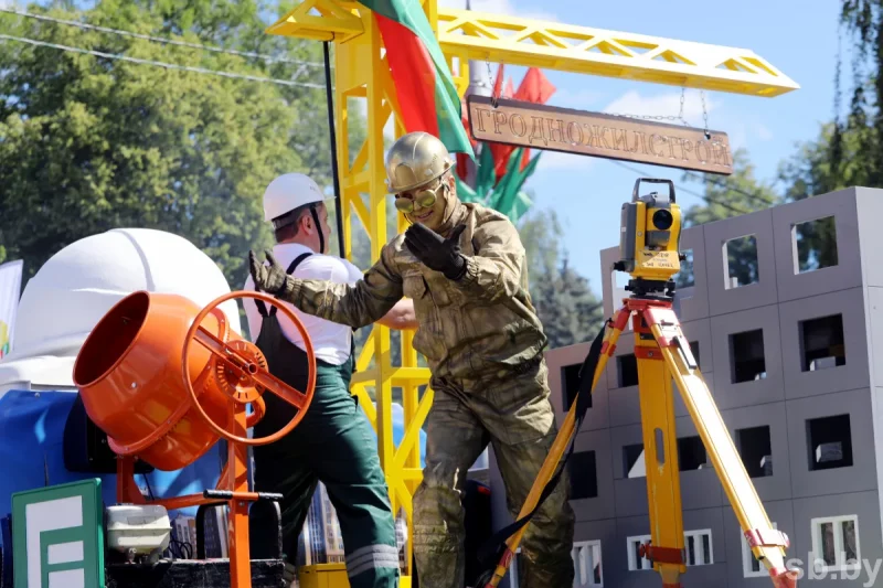 Чалавек-цукар, бетонамяшалка і гіганцкая каўбаса. Што паказалі на аўтапарадзе ў Гродне ў Дзень незалежнасці