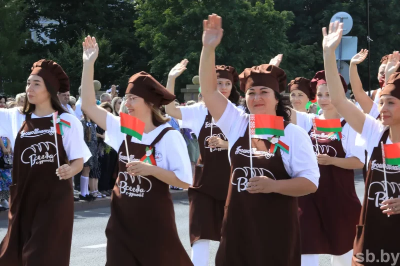 Чалавек-цукар, бетонамяшалка і гіганцкая каўбаса. Што паказалі на аўтапарадзе ў Гродне ў Дзень незалежнасці