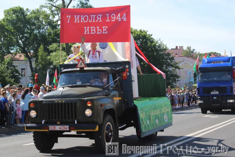 Чалавек-цукар, бетонамяшалка і гіганцкая каўбаса. Што паказалі на аўтапарадзе ў Гродне ў Дзень незалежнасці