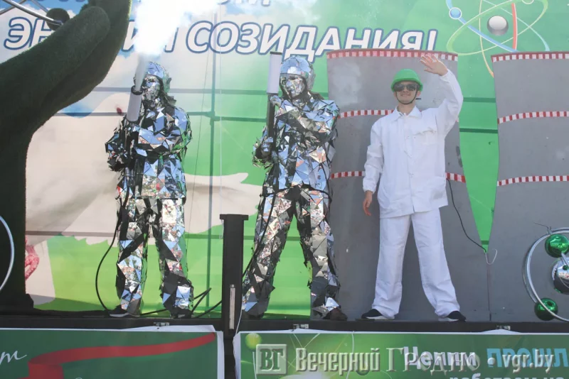 Чалавек-цукар, бетонамяшалка і гіганцкая каўбаса. Што паказалі на аўтапарадзе ў Гродне ў Дзень незалежнасці