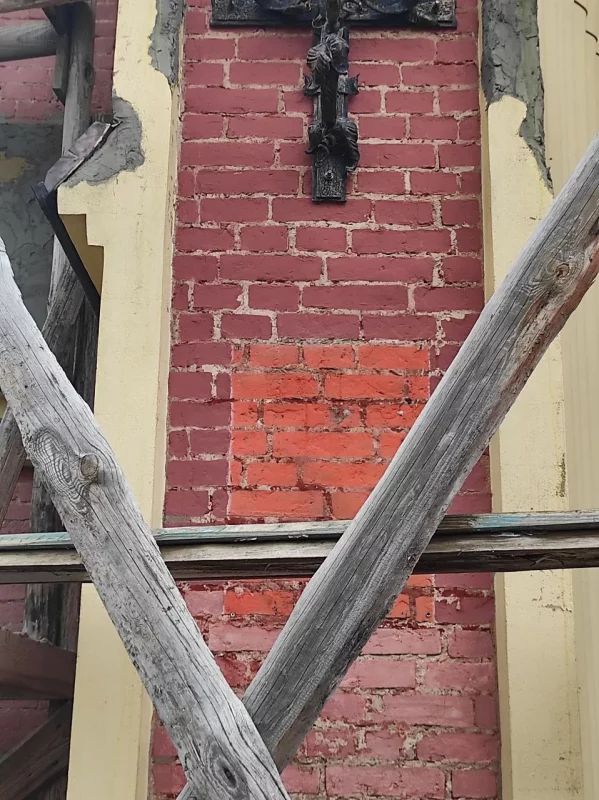 В костеле в Гервятах кирпичные фасады ремонтируют цементом. Это вредит памятнику