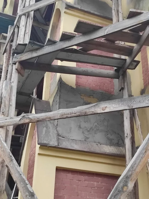 В костеле в Гервятах кирпичные фасады ремонтируют цементом. Это вредит памятнику