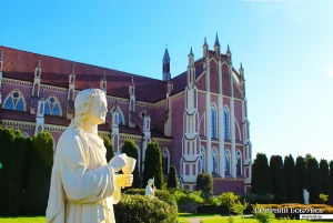 У касцёле ў Гервятах цагляныя фасады рамантуюць цэментам. Гэта шкодзіць помніку Касцёл у Гервятах. Фота: bobruisk.ru