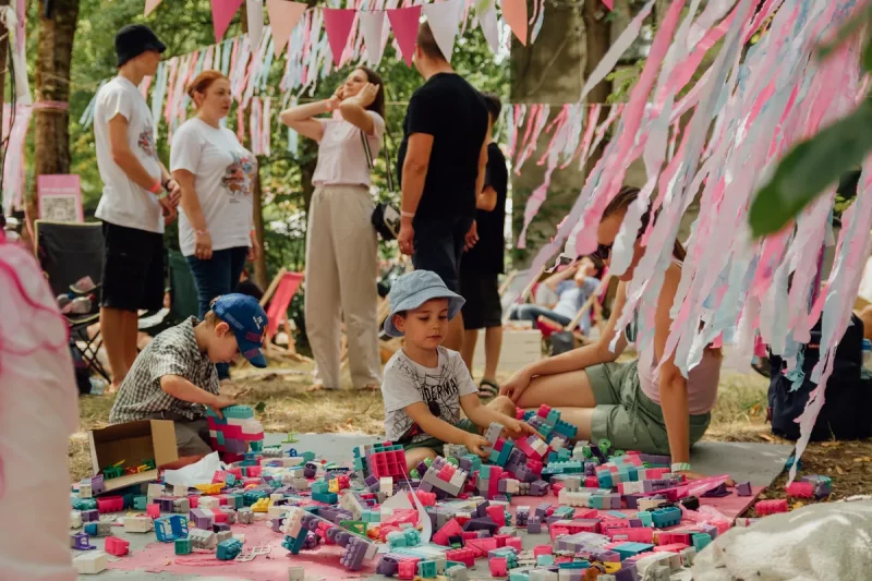 Актыўнасці для дзяцей ёсць на многіх беларускіх фестывалях у замежжы. Фота з фестывалю Tutaka, 2024 год