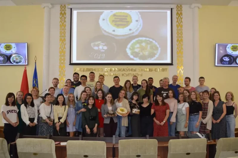 Беларуская папулярней за рускую, а замест амерыканцаў - кітайцы. Што змянілася ў летніх моўных школах у Гродне