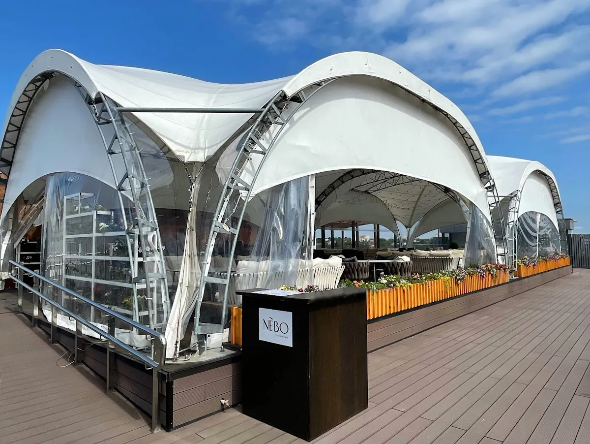 Кафэ "Неба" на даху ЦУМа ў Гродне.