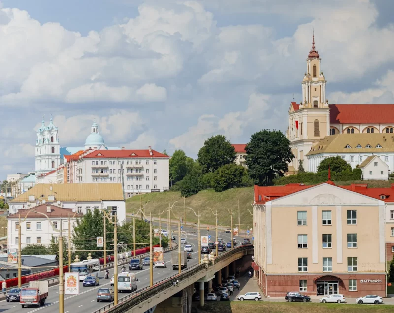 Хто заробіць на свяце? Паглядзелі, колькі каштуюць мерапрыемствы на Дзень горада ў Гродне Від на цэнтр Гродна. Фота: STRT LFA, unsplash.com