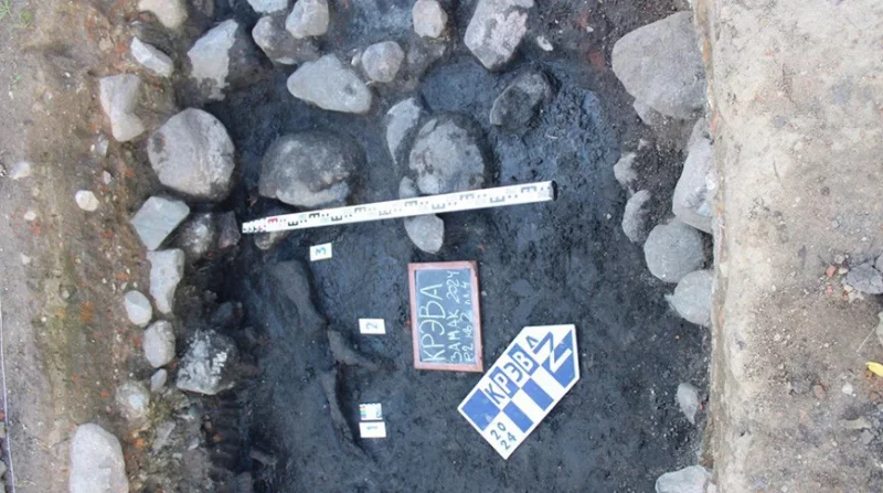 Во дворе Кревского замка обнаружили фундамент неизвестной ранее постройки