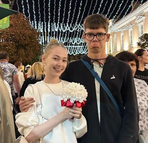 Хлопец злавіў букет нявесты ў Дзень горада. Фота з акаўнта дзяўчыны