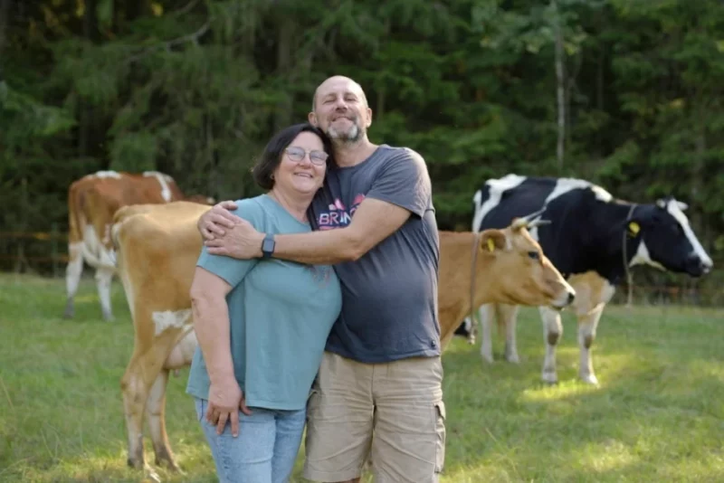 Надзея і Алег Шатровы разам з іх гаспадаркай. Фота: Смартпрэс