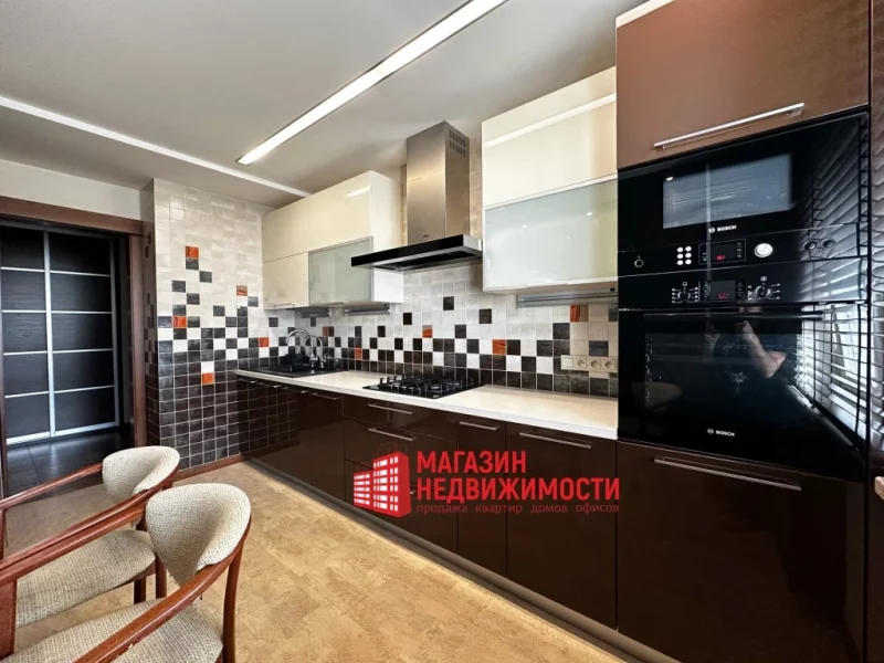 Нерухомасць тыдня: чатырохпакаёвая кватэра ў цёмных танах побач з Нёманам