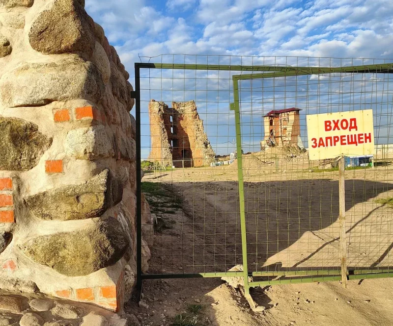 За ўваход на руіны Навагрудскага замка пачалі патрабаваць грошы Навагрудскі замак. Травень 2024. Ідзе адбудова сцен замка