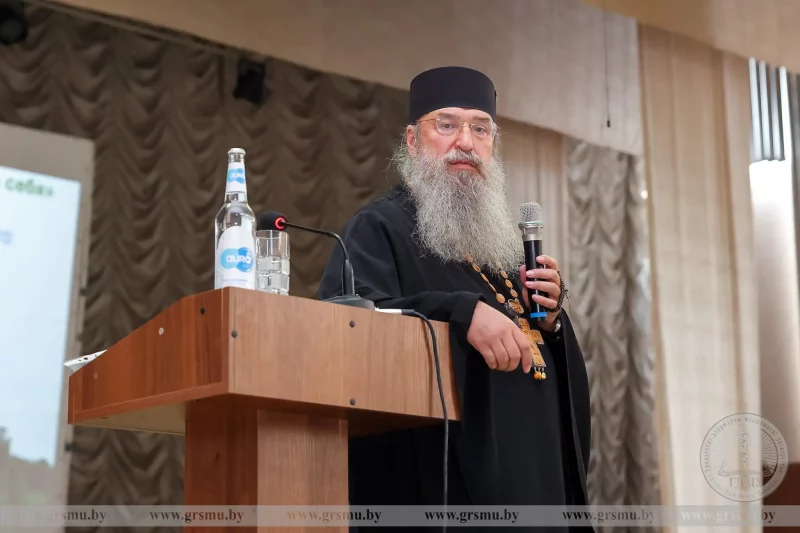 Представитель РПЦ, который раньше ездил в Мариуполь, съездил в тур по Гродненской области. Он встретился со студентами и прихожанами