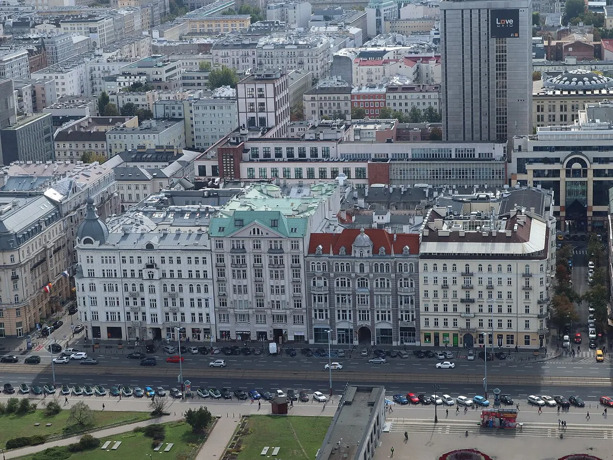 Вид со стороны Дворца культуры и науки на варшавские доходные дома на Аллеях Ерусалимских. Фото: Cybularny, Wikimedia Commons, CC0 1.0 Universal
