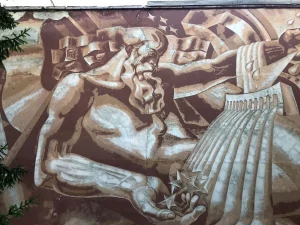 Савецкае манументальнае мастацтва. Трэшчына на сграфіта "Песня пра Нёман". Фота: Facebook-група "Гродна"