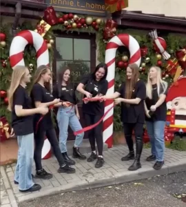 Адкрыццё каляднай зоны ў краме Яўгеніі ў 2023 годзе. Скрыншот Hrodna.life з Instagram крамы jennie.t